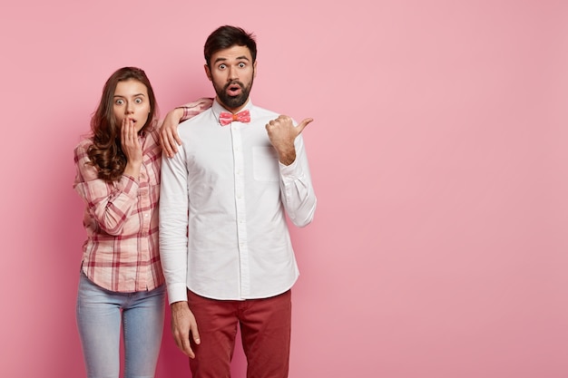 Jeune couple, porter, vêtements colorés