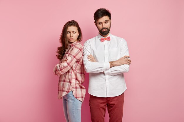 Jeune couple, porter, vêtements colorés