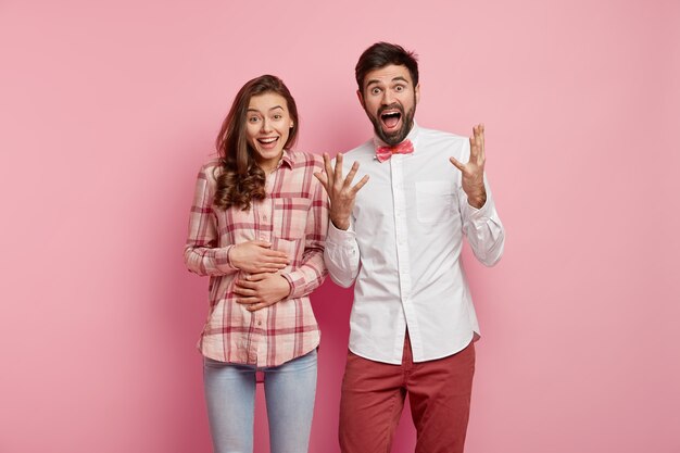 Jeune couple, porter, vêtements colorés