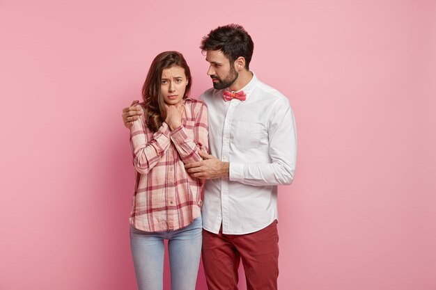 Jeune couple, porter, vêtements colorés