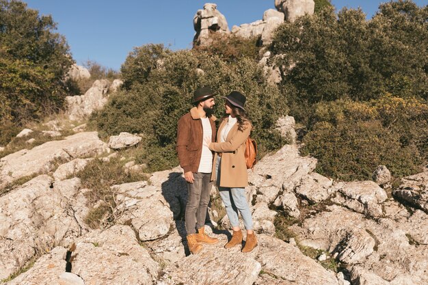 Jeune couple posant dans un paysage de montagne