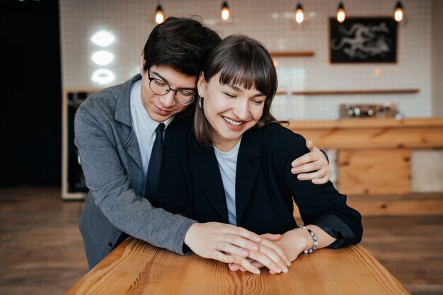 Jeune couple, poser, intérieur