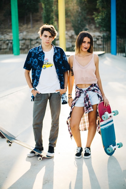 Jeune couple, poser, skateboard