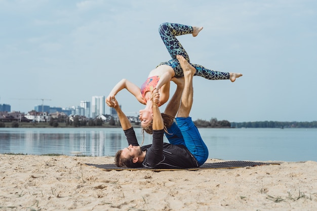 jeune couple, pratiquer, yoga, sur, ville, arrière-plan