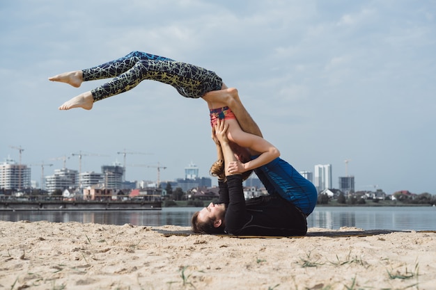 jeune couple, pratiquer, yoga, sur, ville, arrière-plan