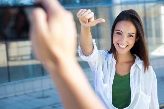 Jeune couple prenant des photos avec un mobile