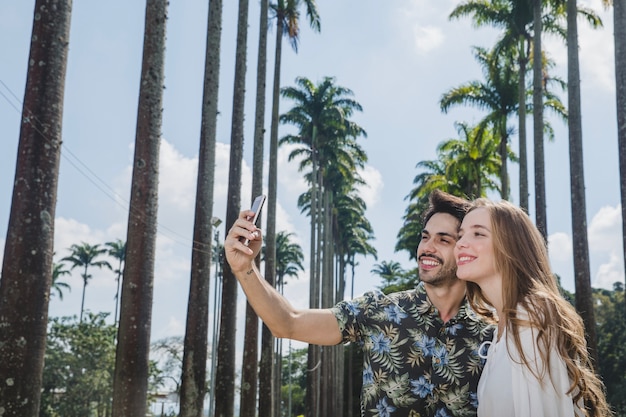 Photo gratuite jeune couple prenant une selfie