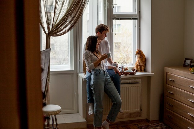 Jeune couple prenant son petit déjeuner