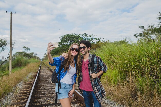 Jeune couple, prendre, selfie, train, pistes