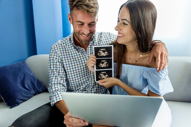 Jeune couple profitant des nouvelles technologies