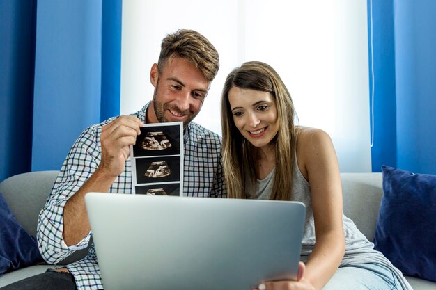 Jeune couple profitant des nouvelles technologies