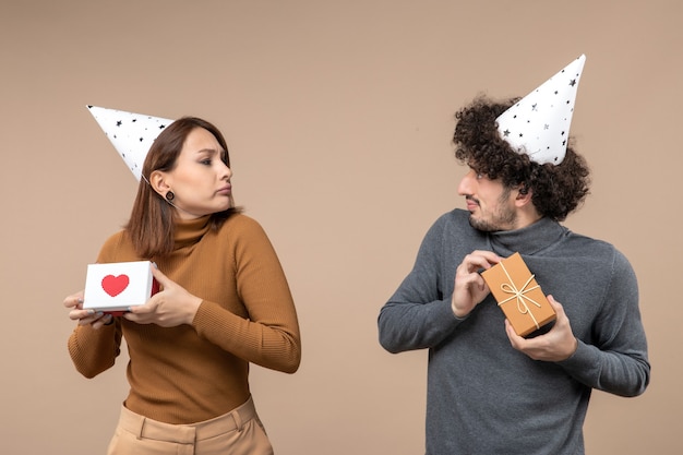 Un jeune couple qui pose en studio