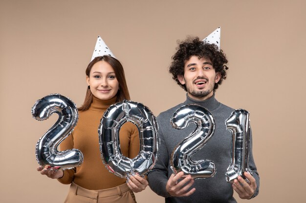 Un jeune couple qui pose en studio