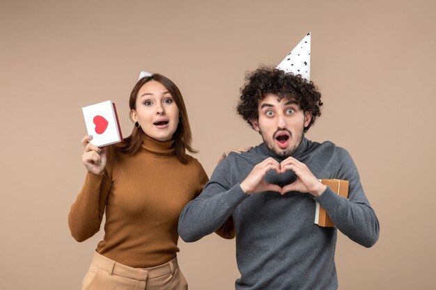 Un jeune couple qui pose en studio