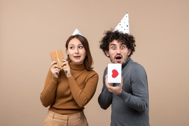 Un jeune couple qui pose en studio