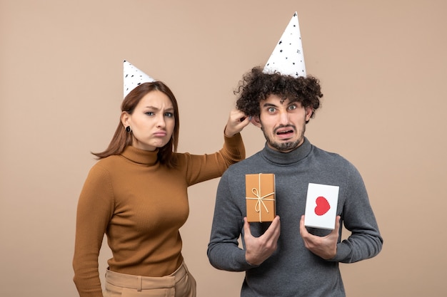 Un jeune couple qui pose en studio