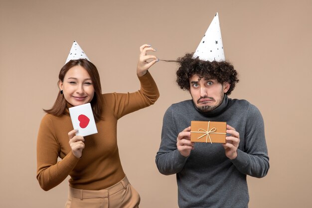 Un jeune couple qui pose en studio