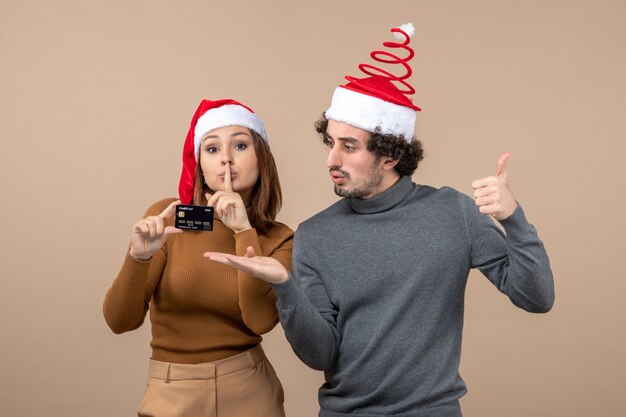 Un jeune couple qui pose en studio