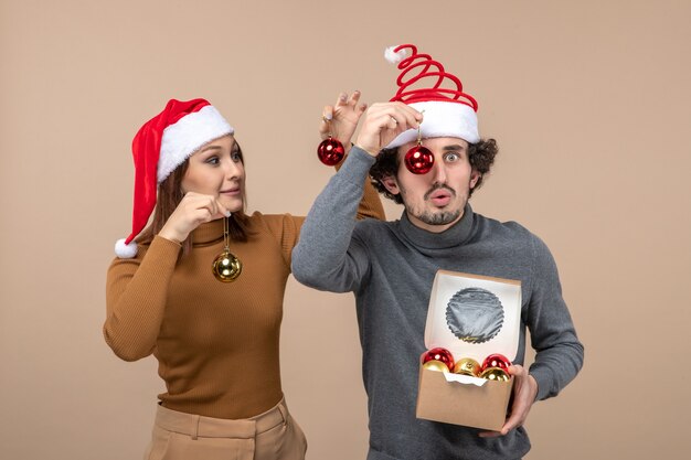 Un jeune couple qui pose en studio