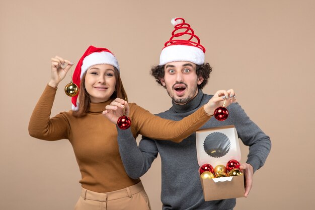 Un jeune couple qui pose en studio