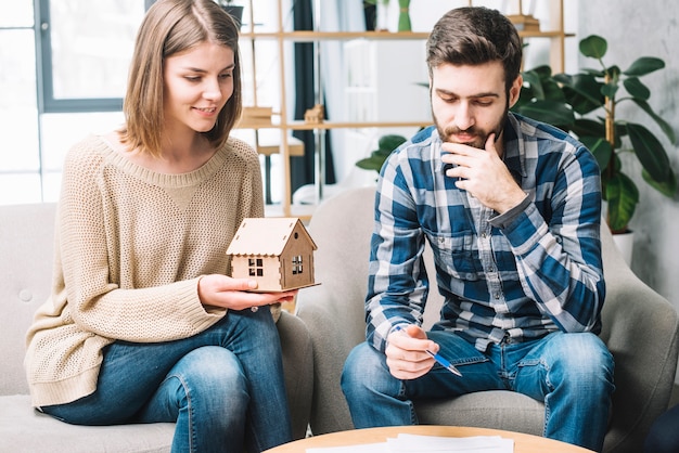 Jeune couple réfléchissant sur l&#39;hypothèque