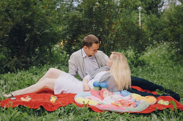 Jeune couple regardant les uns les autres assis sur l&#39;herbe