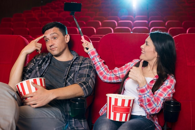 Jeune couple en regardant un film au cinéma