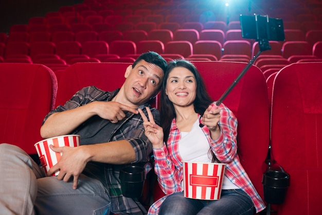 Jeune couple en regardant un film au cinéma