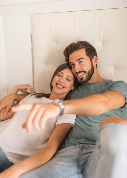 Jeune couple, regarder, distance, lit