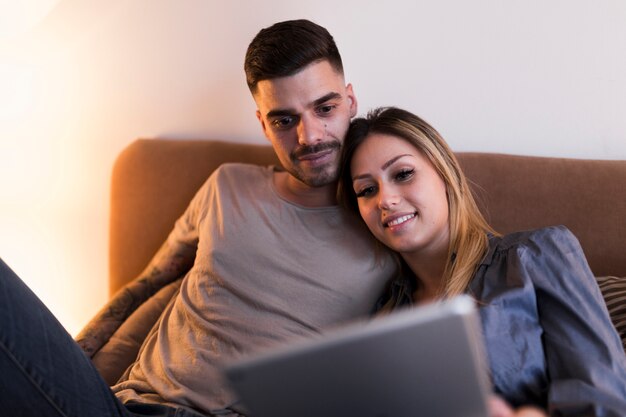 Jeune couple, regarder, ordinateur portable