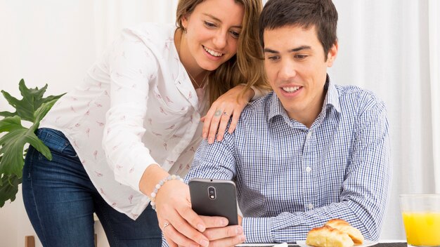 Jeune couple, regarder, téléphone portable