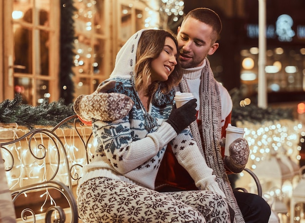 Jeune couple romantique au moment de Noël, appréciant de passer du temps ensemble