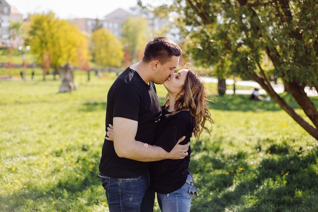 Un jeune couple romantique s'amuse à l'extérieur.