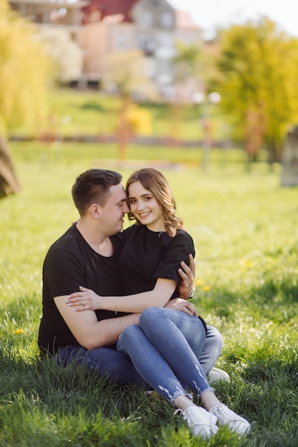 Un jeune couple romantique s'amuse à l'extérieur.