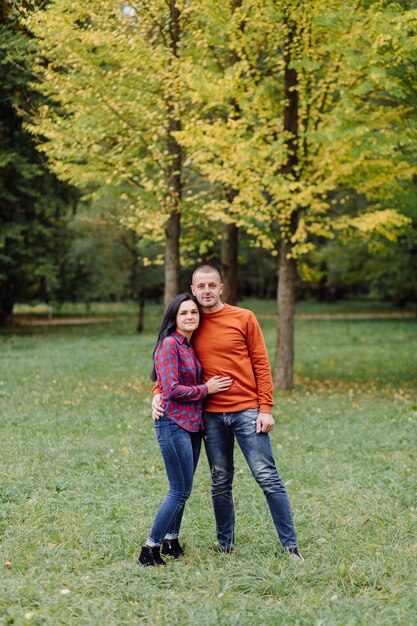 Un jeune couple s'amusant dans le parc en automne. Rencontres, attrayant