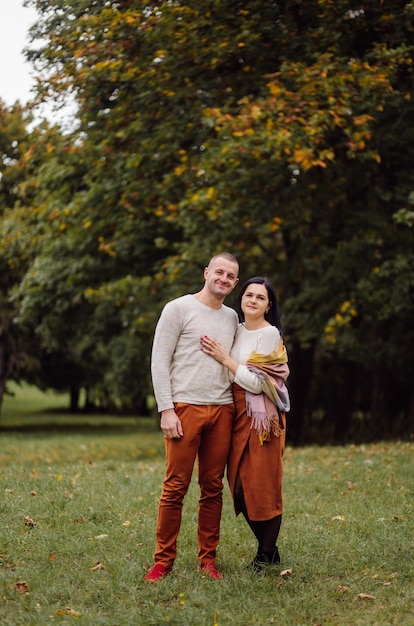 Un jeune couple s'amusant dans le parc en automne. Rencontres, attrayant