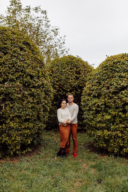 Un jeune couple s'amusant dans le parc en automne. Rencontres, attrayant