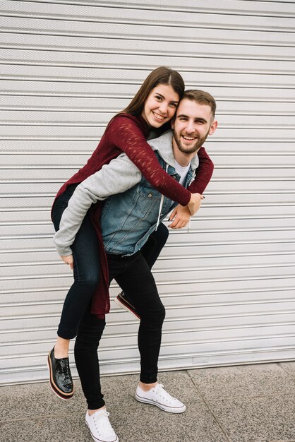 Jeune couple s&#39;amusant devant le garage