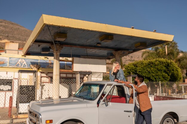 Jeune couple s'amusant lors de leur voyage en voiture