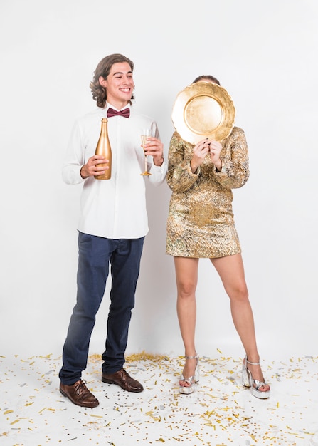 Photo gratuite jeune couple s'amuse à la fête