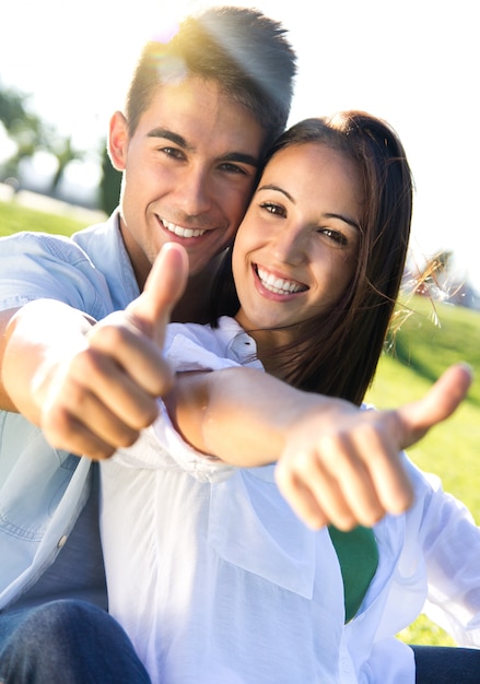 Jeune couple s&#39;amuser dans un parc