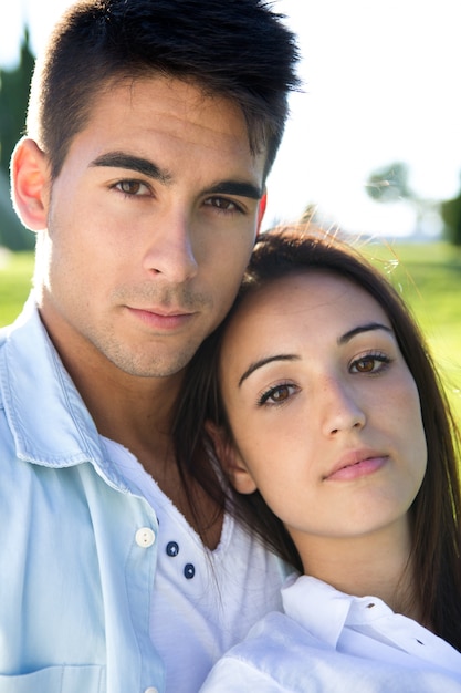 Jeune couple s&#39;amuser dans un parc