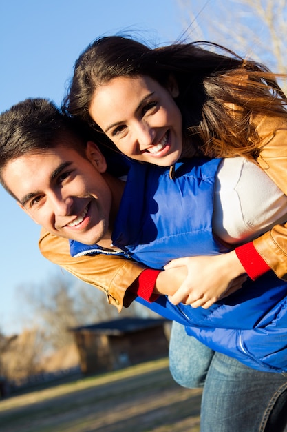 Jeune couple s&#39;amuser dans le parc