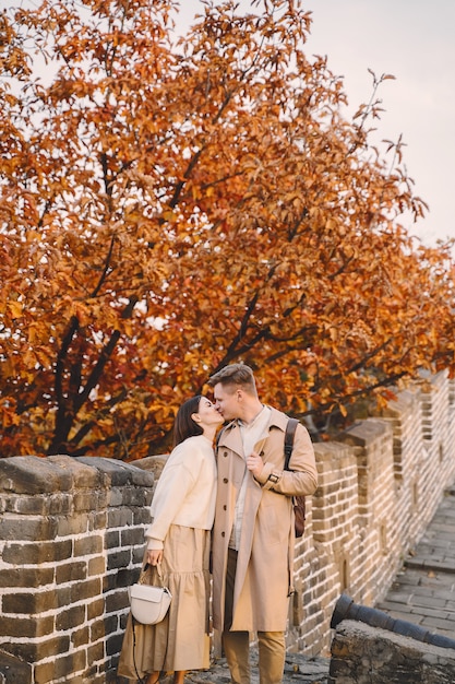 Jeune couple s'embrassant à la Grande Muraille de Chine