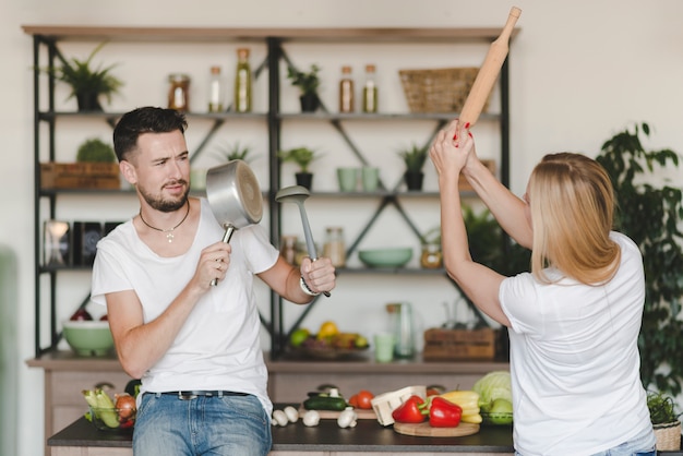 Jeune couple se battre dans la cuisine