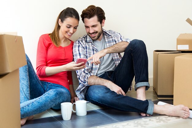 Jeune couple se déplaçant dans la nouvelle maison