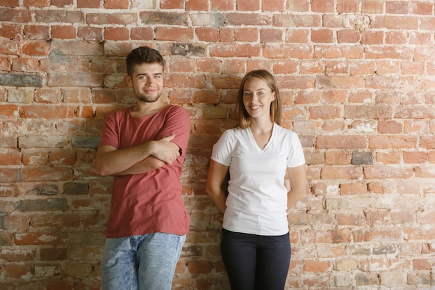 Photo gratuite jeune couple se prépare à faire la réparation d'appartement ensemble eux-mêmes