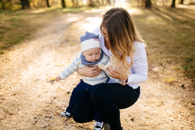 Photo gratuite un jeune couple se promène dans les bois avec un petit garçon