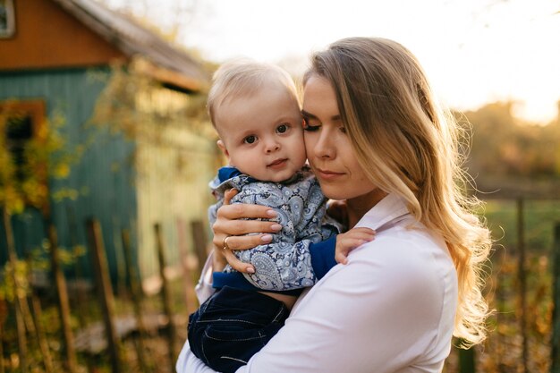 Un jeune couple se promène dans les bois avec un petit garçon