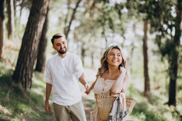 Jeune couple se promener dans les bois
